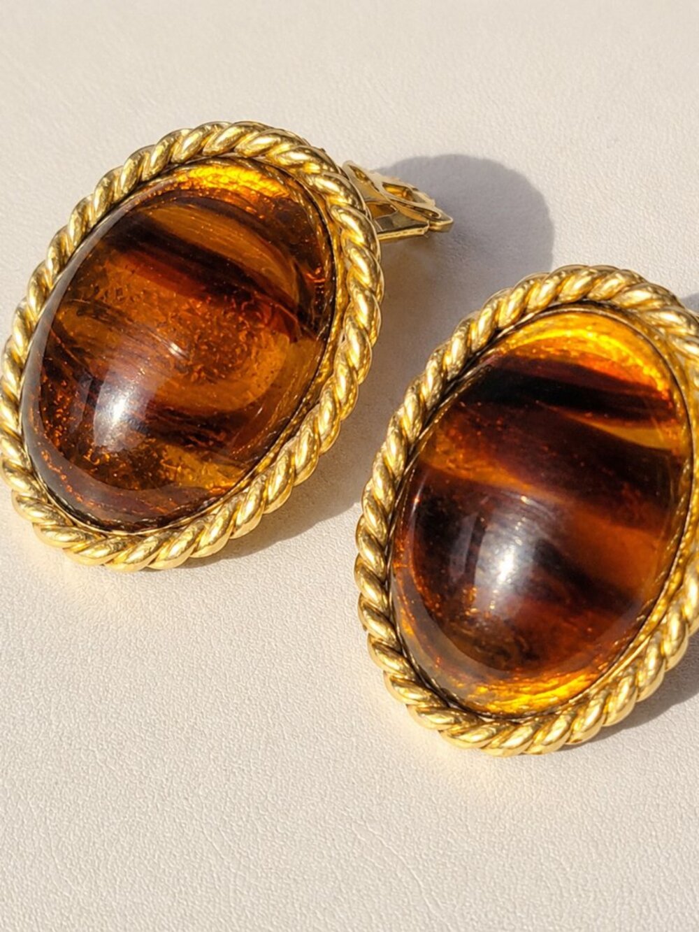 Vintage 80s Amber Glass Cabochon Clip On Earrings Gold Tone Rope - Picture 1 of 4